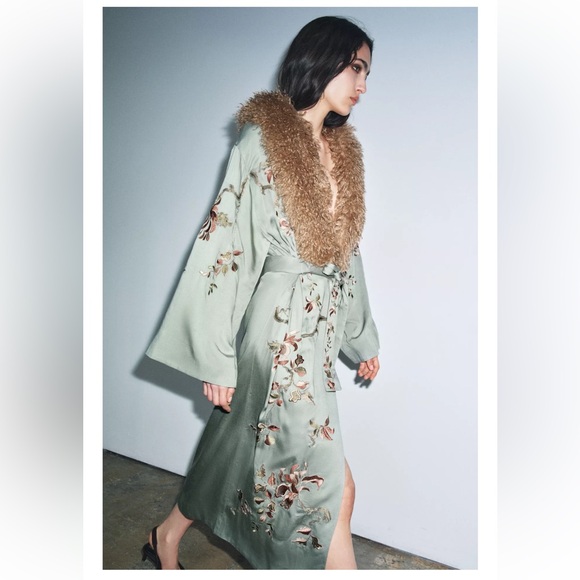 ZARA FAUX FUR COLLAR KIMONO ZW
COLLECTION LIMITED EDITION - Picture 2 of 13